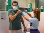 El presidente de la Junta, Juanma Moreno, en el momento de ponerse la vacuna contra la Covid-19.