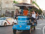 Un grupo circula por Madrid en 'bicibirra'