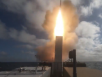 El lanzamiento del misil en el barco no tripulado.