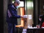 Un hombre vota durante la jornada de elecciones primarias del 12 de septiembre de 2021, en Buenos Aires (Argentina).