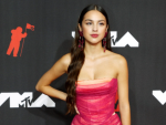 La cantante Olivia Rodrigo posa en la alfombra roja los MTV VMA.