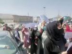 Son mujeres afganas manifest&aacute;ndose en las calles de Kabul por las palabras de un gobernante talib&aacute;n: que no se permita a las mujeres trabajar junto a los hombres.