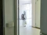 Captura del v&iacute;deo grabado por una enfermera en el que aparece un ni&ntilde;o vestido con un equipo de protecci&oacute;n individual tras dar positivo en coronavirus y ser sometido a una cuarentena en solitario.
