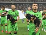 Futbolistas rumanos presentan perros en adopci&oacute;n