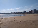 La playa de San Lorenzo, abierta de nuevo al ba&ntilde;o tras desactivarse el protocolo por eventos contaminantes