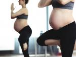 Mujer embarazada practicando ejercicio
