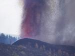 Una boca eruptiva expulsa lava y piroclastos en Cabeza de Vaca, en El Paso, La Palma.