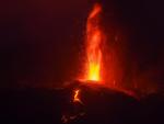 El volc&aacute;n de La Palma, escupiendo fuego durante la tercera noche desde que entr&oacute; en erupci&oacute;n.