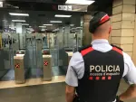 Un mosso en el metro de Barcelona.