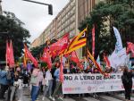 Unas 100 personas protestan contra el ERE de Banco Sabadell ante su sede en Sabadell (Barcelona)