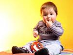 Imagen de archivo de un beb&eacute; masticando un juguete de pl&aacute;stico.