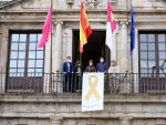 Tol&oacute;n cuelga el lazo dorado en el Ayuntamiento de Toledo en apoyo a los ni&ntilde;os con c&aacute;ncer
