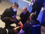 Agentes de la Polic&iacute;a Nacional de Ciudad Real auxilian a un hombre que se estaba desangrando en plena calle