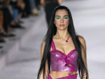 Dua Lipa desfilando para Versace en la Semana de la Moda de Milán 2021.