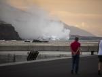 La llegada de la lava al mar obliga a mantener el confinamiento en cuatro barrios de la costa de La Palma