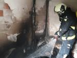 Extinguido un incendio declarado en un piso de Avil&eacute;s, con una mujer intoxicada por inhalaci&oacute;n de humo