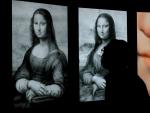 Un hombre observa la exposici&oacute;n 'Leonardo y la copia de Mona Lisa' en el Museo del Prado.