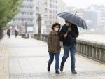 Dos personas caminan bajo la lluvia en Sanxenxo (Pontevedra).