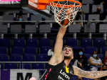 El p&iacute;vot del Lenovo Tenerife, Fran Guerra, encesta durante el partido de la Liga ACB de baloncesto en la derrota ante el Real Madrid este domingo en WiZink Center.