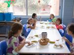 Un grupo de alumnos comen este martes un menú escolar ecológico en el CEIP La Farigola del barrio barcelonés del Clot.