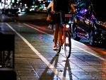 Es obligatorio circular con luces en la bicicleta.
