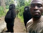 Ndakasi, el gorila, posando en su famosa 'selfie' con uno de los guardas.