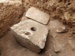 El inodoro descubierto en una excavación en Israel.