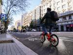 Una persona circula en bicicleta por el carril bici de la calle Arag&oacute; de Barcelona.