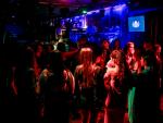 Varias personas disfrutan de la noche bailando en una discoteca de Madrid.