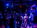 Varias personas bailan en la pista de una discoteca de Madrid este viernes.