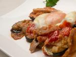 Imagen del plato de pisto con setas y huevos preparado por Karlos Arguiñano en 'Cocina Abierta'.