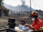 Una experta de la UME controla la actividad del volcán de Cumbre Vieja con drones.