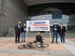 El trabajador de Vestas que viaja en bicicleta a Dinamarca llega a Bruselas y se re&uacute;ne con eurodiputados gallegos