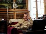 El escritor Fernando Sánchez Dragó posa para '20minutos' en su casa.