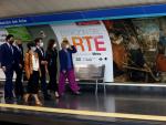 'Las hilanderas', de Diego de Velázquez, reciben desde este lunes a los viajeros en la Estación del Arte de metro.