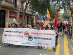 Marcha contra la celebración del 12 de octubre discurriendo este martes por el Eixample de Barcelona.