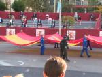 Tradicional salto paracaidista con la bandera de España en el 12 de octubre