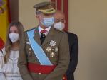 El rey Felipe VI, doña Letizia y la infanta Sofía, en la tribuna real durante el desfile del 12 de octubre en Madrid.