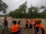 Los servicios de emergencia realiza una operación de rescate en una aldea inundada en la ciudad de Gonzaga, en la provincia filipina de Cagayán tras el paso de la tormenta tropical Kompasu.