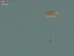 La nave tripulada rusa Soyuz MS-18 durante su aterrizaje este domingo.