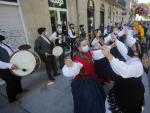 lugo. Domingo das Mozas en el San Froilan lucense, con miles de personas abarrotando las calles. En la imagen, un grupo de baile tradicional actua en la Rua Raina en la manana del domingo 10 de octubre