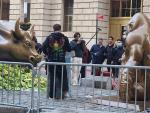 La estatua construida en honor al gorila asesinado en 2016, Wall Street.