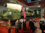 El l&iacute;der norcoreano, Kim Jong-un, en una exposici&oacute;n armament&iacute;stica en Pyongyang.