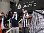 Aficionados del Newcastle luciendo vestimenta árabe.