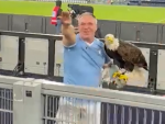 El adiestrador español del águila del Lazio, realizando gestos fascistas.