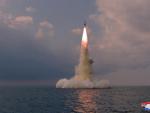 Misil balístico de Corea del Norte lanzado desde un submarino el 19 de octubre de 2021, según la agencia estatal de noticias norcoreana, KCNA.
