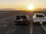 El Porsche DeLorean y el DeLorean, juntos en la carretera.
