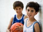 Niños de un equipo de baloncesto infantil.