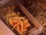 Un trabajador de McDonald's ha revelado por medio de un vídeo publicado en la red social TikTok cómo trata a los "clientes groseros" que exigen patatas fritas recién hechas.