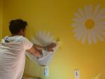 Orlando Bloom pintando la habitación de su hija.